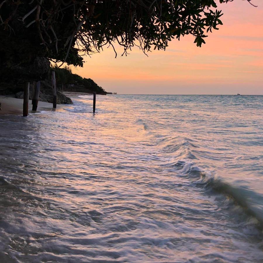 Sazani Beach Lodge And Tidal Lounge Нунгви Екстериор снимка