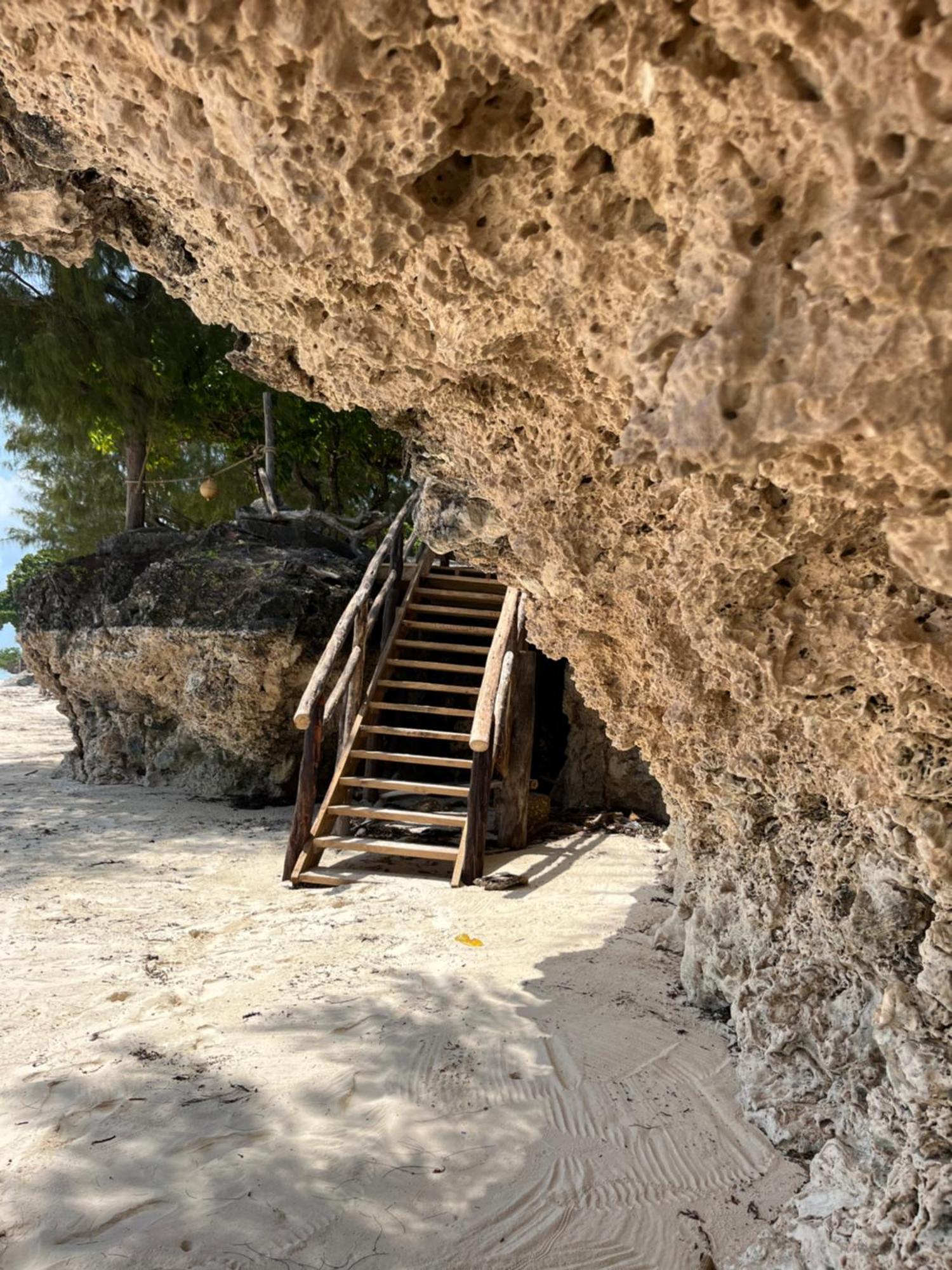 Sazani Beach Lodge And Tidal Lounge Нунгви Екстериор снимка